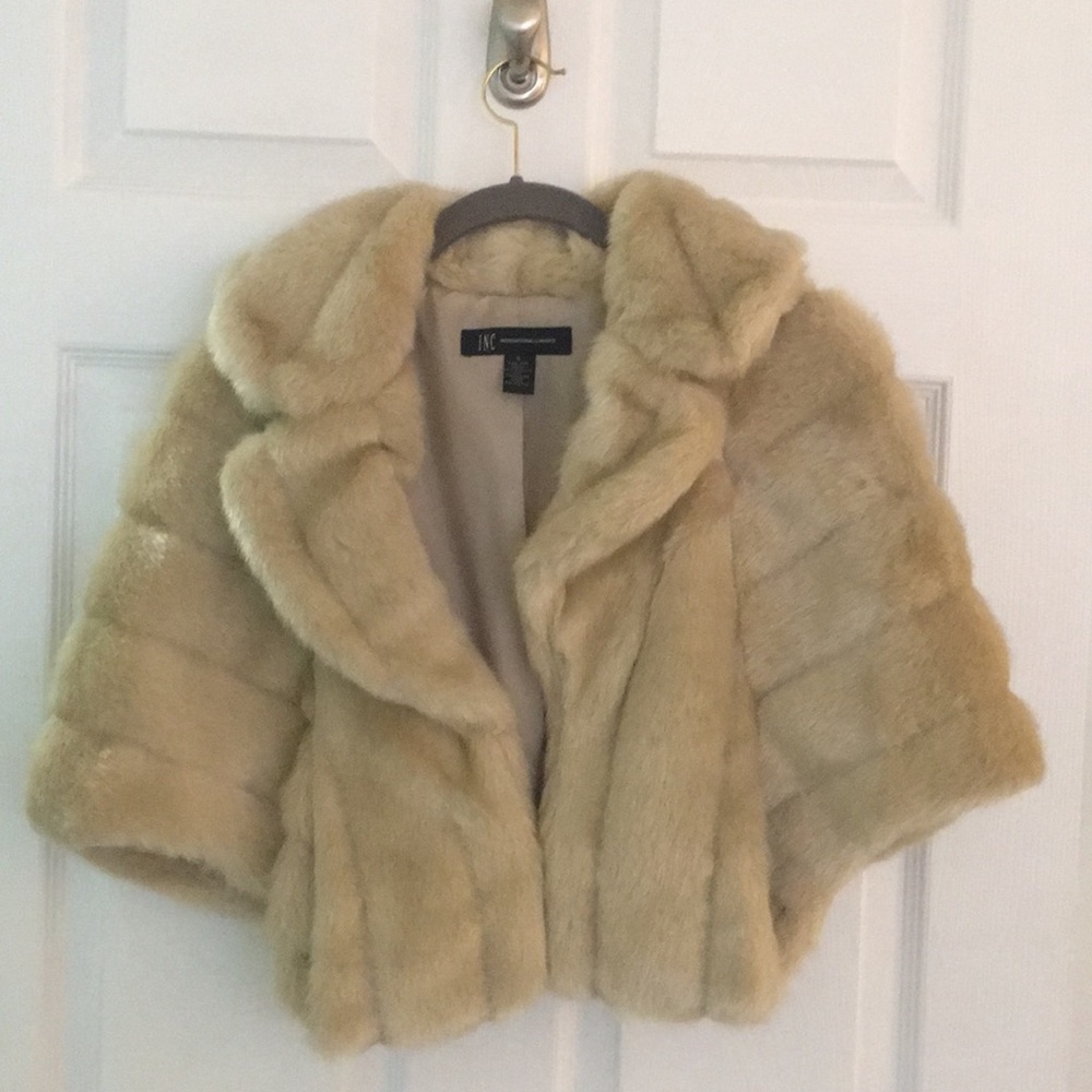 NWOT INC LUXURIOUS TAN FAUX FUR SHAWL